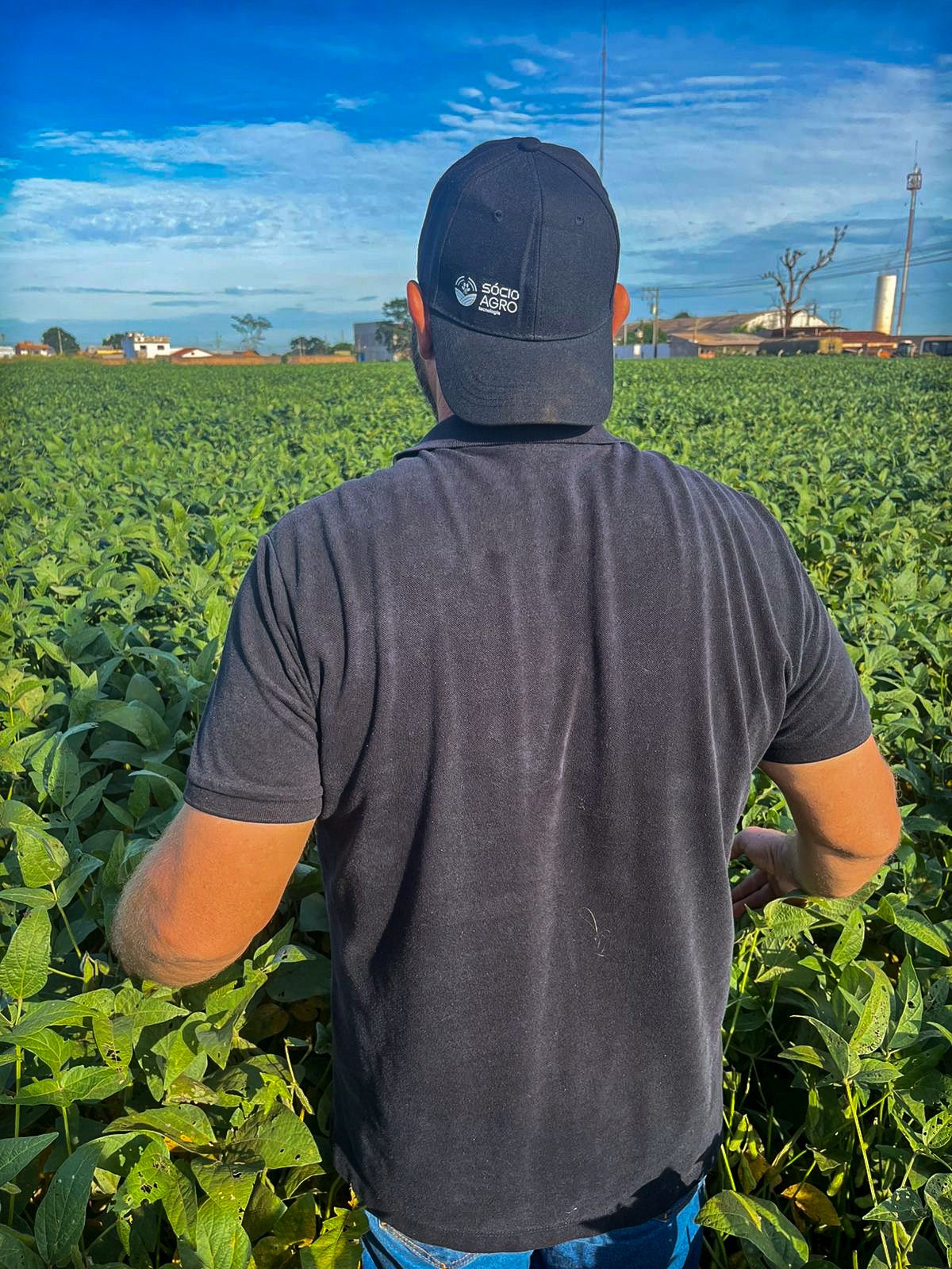 Produtor rural analisando informações da operação no campo